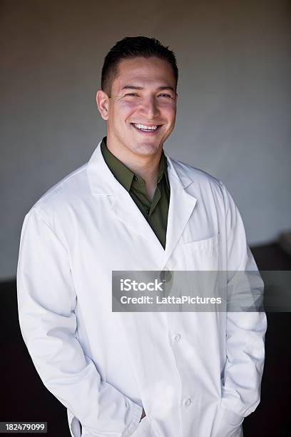 Retrato De Jovem Homem Vestindo Casaco De Laboratório Mãos No Bolso - Fotografias de stock e mais imagens de 20-29 Anos