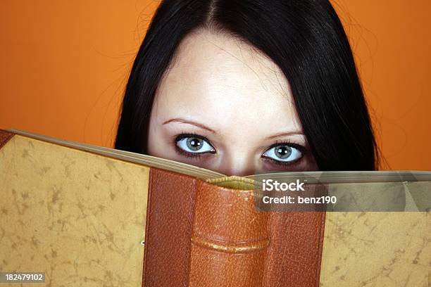 Vistas Sobre O Livro - Fotografias de stock e mais imagens de Adolescente - Adolescente, Adolescência, Adulto