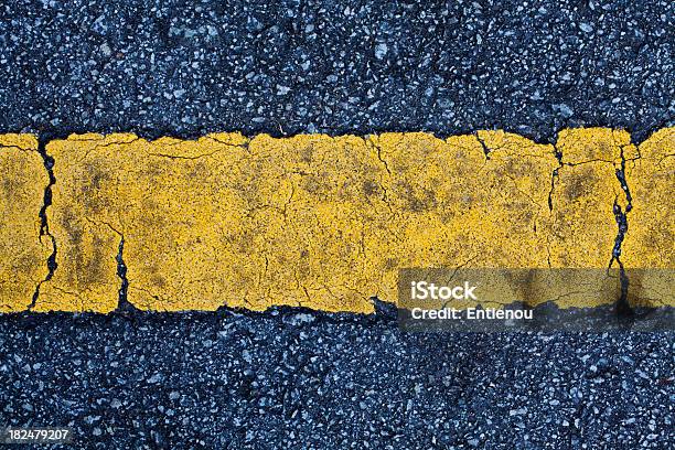 Single Yellow Line Stockfoto und mehr Bilder von Abstrakt - Abstrakt, Asphalt, Bildhintergrund