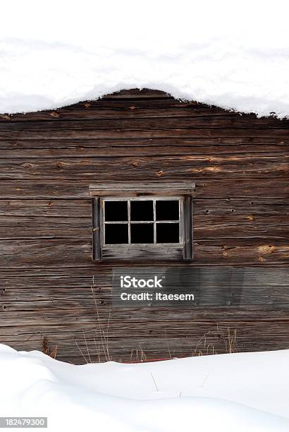 Vecchio Fienile Con La Neve Sul Tetto - Fotografie stock e altre immagini di Ambientazione esterna - Ambientazione esterna, Antico - Vecchio stile, Architettura