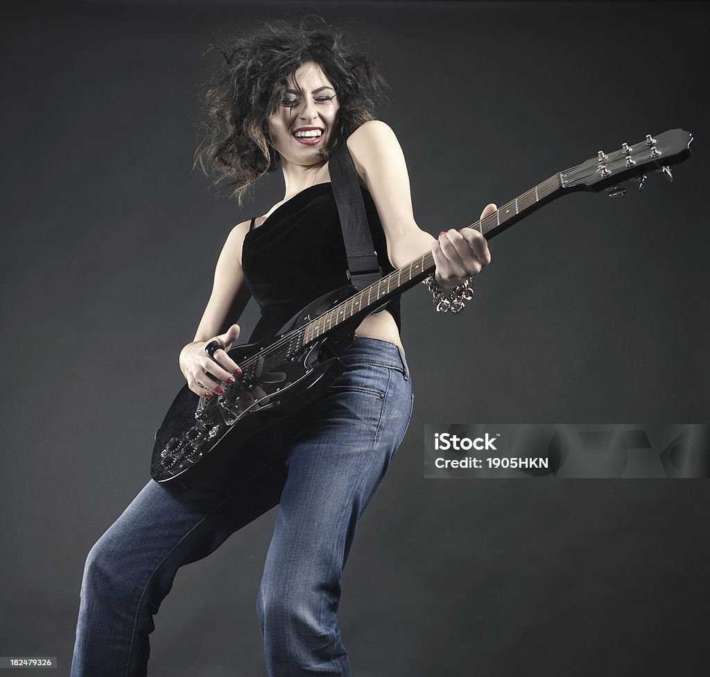 Jeune fille et une guitare électrique - Photo de Adulte libre de droits