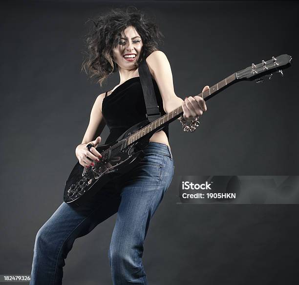 Photo libre de droit de Jeune Fille Et Une Guitare Électrique banque d'images et plus d'images libres de droit de Adulte - Adulte, Beauté, Classic rock