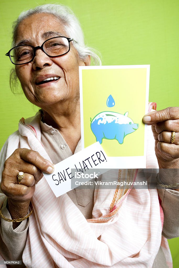 Senior Indian lady mostrando guardar água sinal mensagem poster INFORMATIVO - Royalty-free Conservação da água Foto de stock