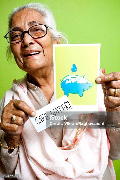 Foto de Sênior Mulher Mostrando Economizar Água Indianos Sinal Mensagem Cartaz De Livreto e mais fotos de stock de Conservação da água