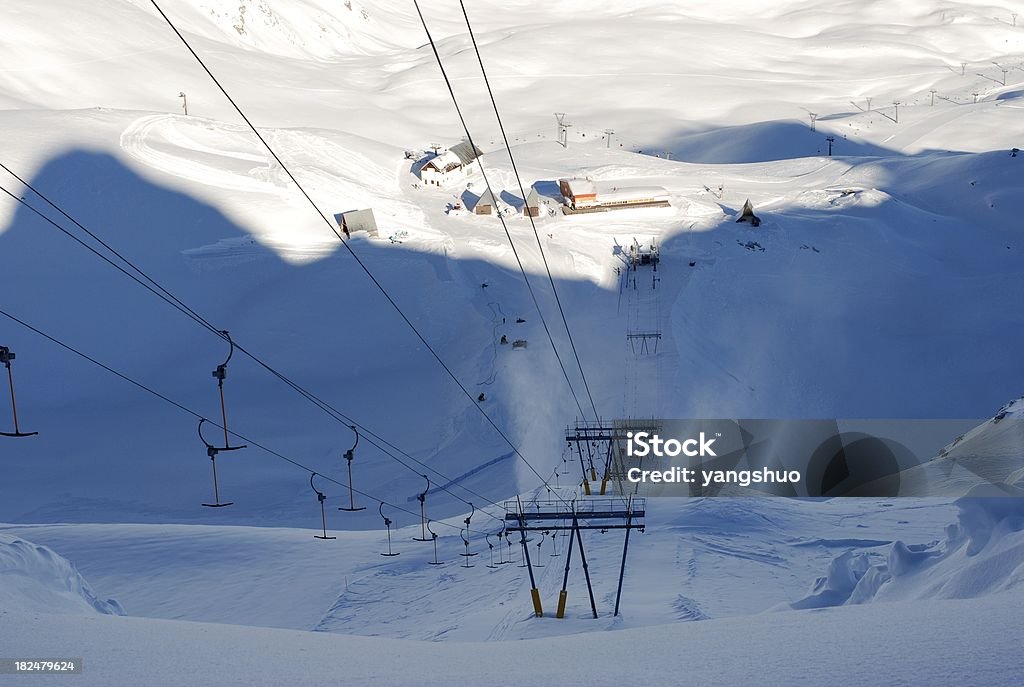 Skilift im Schatten der Berge - Lizenzfrei Alpen Stock-Foto