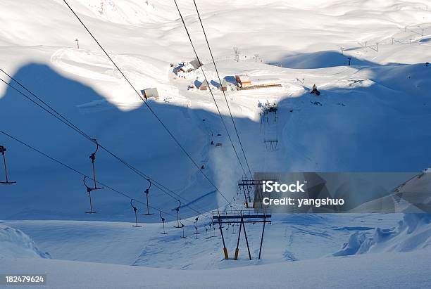 Seggiovia Allombra Del Monte - Fotografie stock e altre immagini di Alpi - Alpi, Bianco, Composizione orizzontale