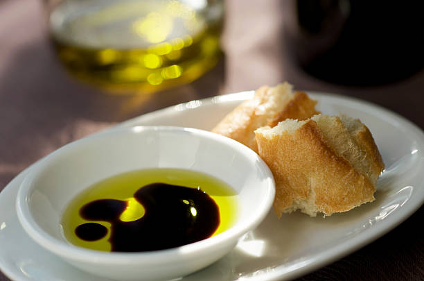 бальзамический уксус и оливковое масло - balsamic vinegar olive oil bottle cooking oil стоковые фото и изображения