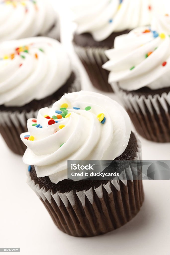 컵케익, 화이트 초콜릿 Frosting 및 색상화 보슬비 - ��로열티 프리 0명 스톡 사진