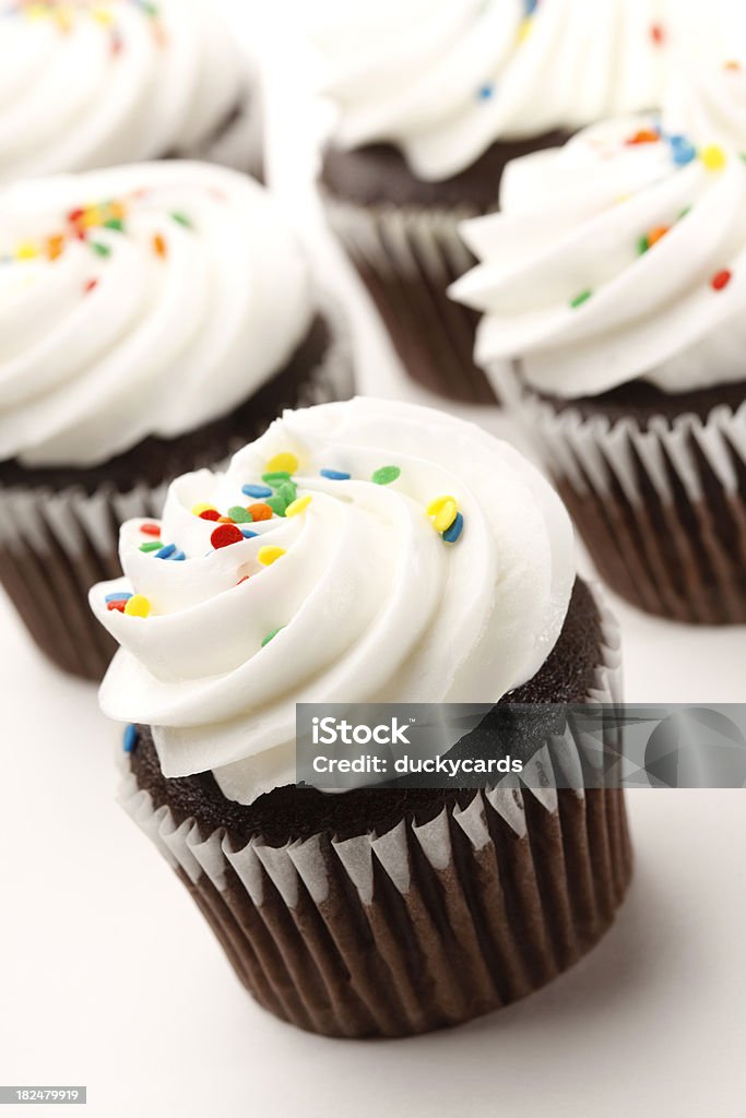 Cupcakes de Chocolate com cobertura branca e granulado colorido - Foto de stock de Alimentação Não-saudável royalty-free