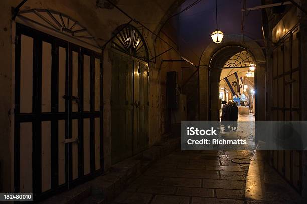 Jerozolima W Domu - zdjęcia stockowe i więcej obrazów Ciemny - Ciemny, Drzwi, Dąsać się
