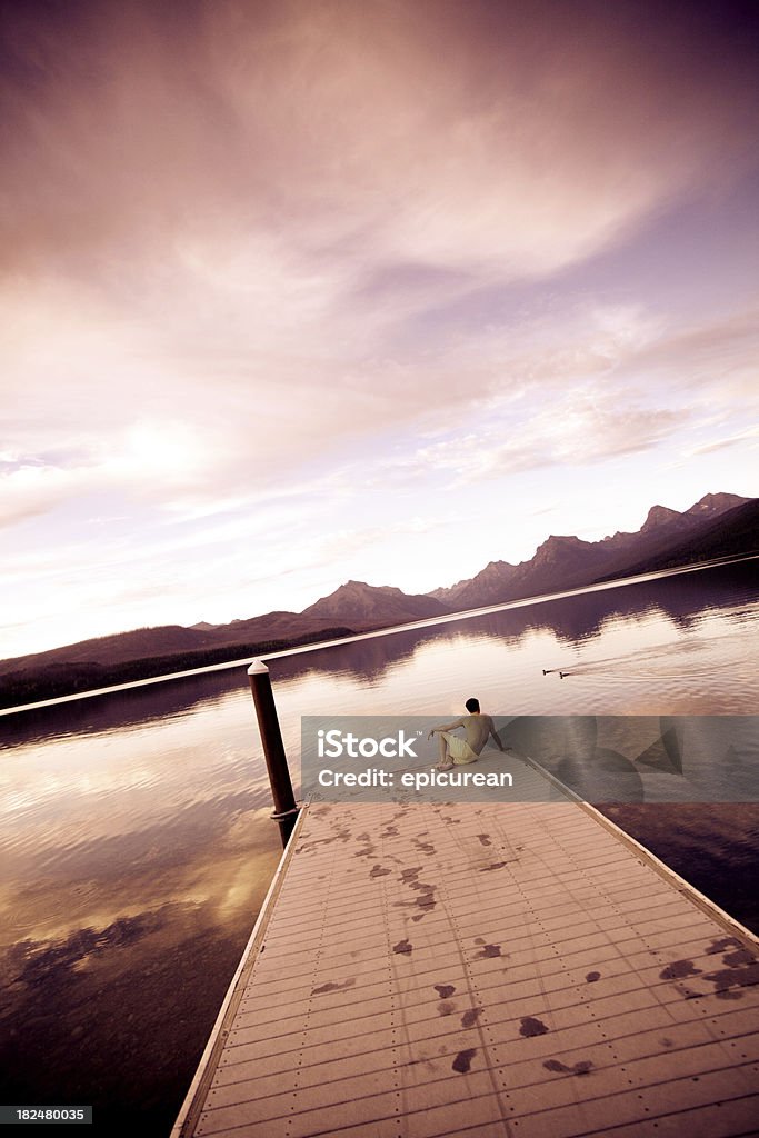 Puesta de sol sobre un hermoso lago de montaña - Foto de stock de Montana libre de derechos