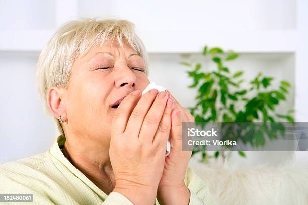 Foto de Sênior Mulher Sneezing e mais fotos de stock de 50 Anos - 50 Anos, 60 Anos, Adulto