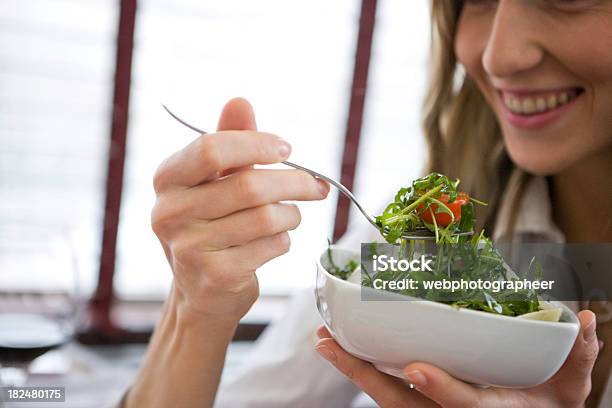 Salada Fresca - Fotografias de stock e mais imagens de Adulto - Adulto, Almoço, Bem-estar
