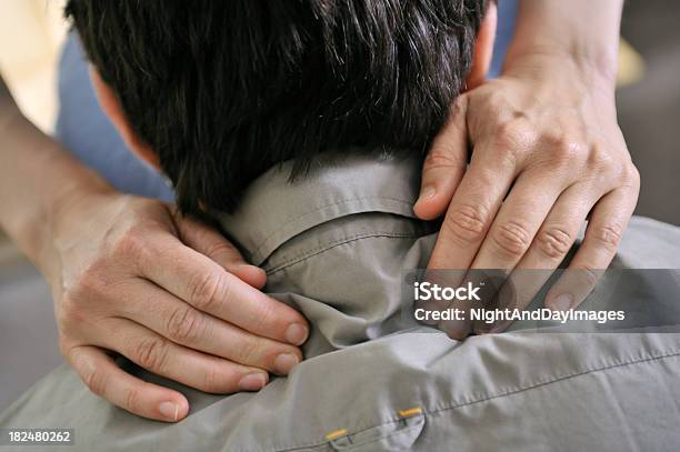 Uomo Di Ottenere Un Massaggio Sulla Sedia Mobile - Fotografie stock e altre immagini di Sedia da massaggio - Sedia da massaggio, Abbigliamento, Accudire