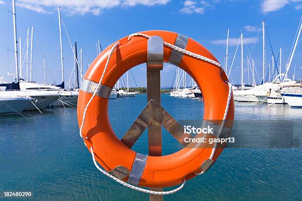 La Seguridad Foto de stock y más banco de imágenes de Cinturón salvavidas - Cinturón salvavidas, Chaleco salvavidas, Puerto deportivo - Puerto