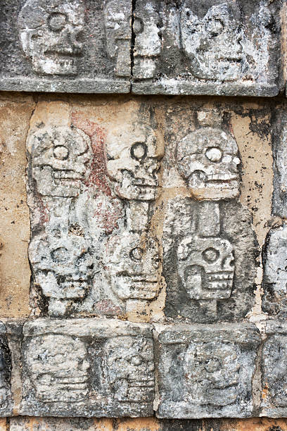 capo carving su tzompantli human sacrificio piattaforma, chichen itza, messico - tzompantli foto e immagini stock