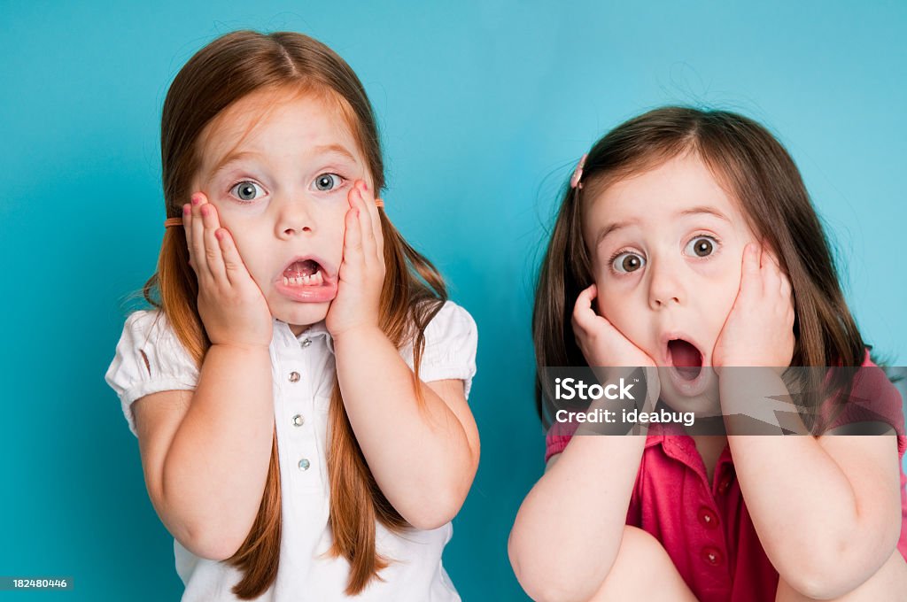 Sorpreso bambine con look di urti - Foto stock royalty-free di Bambino