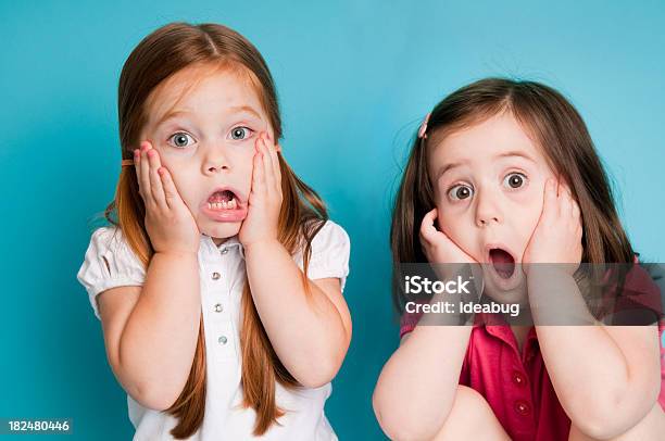 Sorpreso Bambine Con Look Di Urti - Fotografie stock e altre immagini di Bambino - Bambino, Shock, Tenersi la testa tra le mani