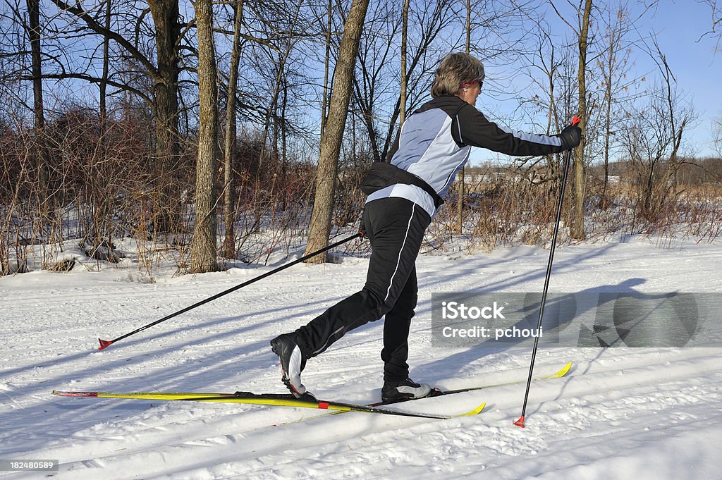 Mulher esqui cross-country, esportes de inverno - Foto de stock de 30 Anos royalty-free