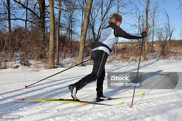 Foto de Mulher Esqui Crosscountry Esportes De Inverno e mais fotos de stock de 30 Anos - 30 Anos, 50 Anos, 50-54 anos