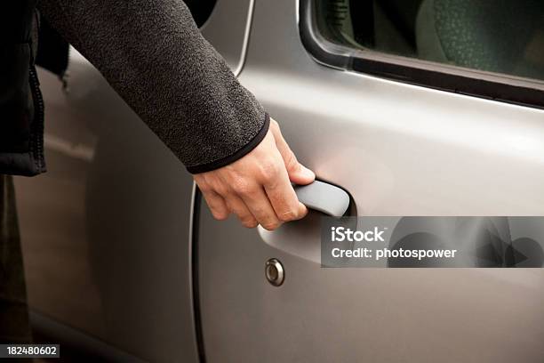 Apertura De Puerta De Coche Foto de stock y más banco de imágenes de Abrir - Abrir, Adulto, Adulto de mediana edad