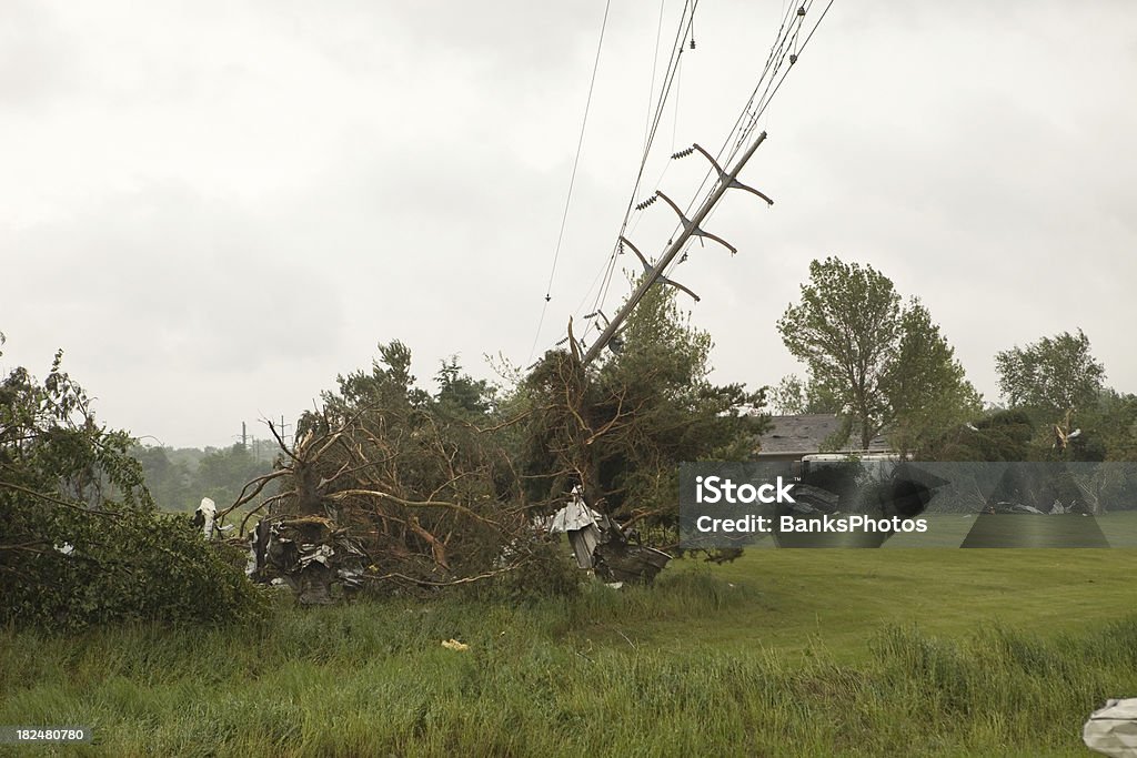 Tornado uszkodzenia z Downed linii zasilania - Zbiór zdjęć royalty-free (Linia energetyczna)