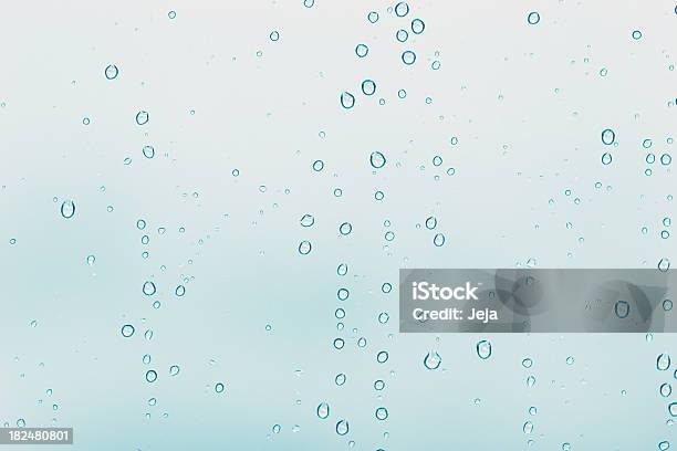 Gotas De Lluvia Foto de stock y más banco de imágenes de Agua - Agua, Color - Tipo de imagen, Con lunares