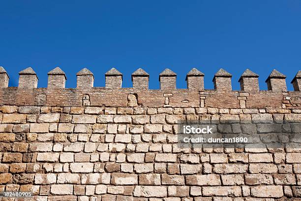 Battlements Del Palacio De Alcázar Foto de stock y más banco de imágenes de Pared fortificada - Pared fortificada, Guerra de los cien años, Anticuado