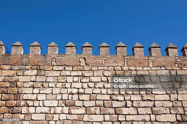 Battlements Do Palácio Alcázar - Fotografias de stock e mais imagens de Muro Fortificado - Muro Fortificado, Guerra dos Cem Anos, Antigo