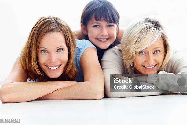 Foto de Feliz Três Gerações Mulheres Sorrindo Juntos e mais fotos de stock de 10-11 Anos - 10-11 Anos, 30 Anos, 35-39 Anos