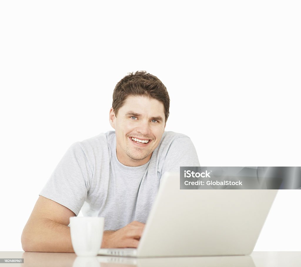 Adulto de idade mediana cara sorridente usando um laptop em branco - Foto de stock de 30 Anos royalty-free