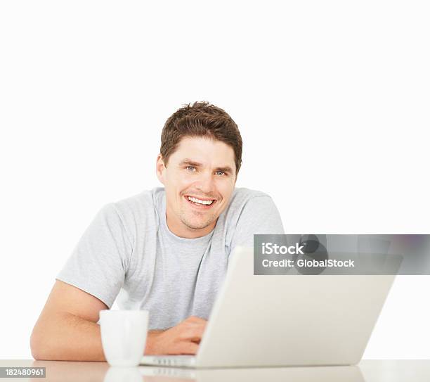 Foto de Adulto De Idade Mediana Cara Sorridente Usando Um Laptop Em Branco e mais fotos de stock de 30 Anos