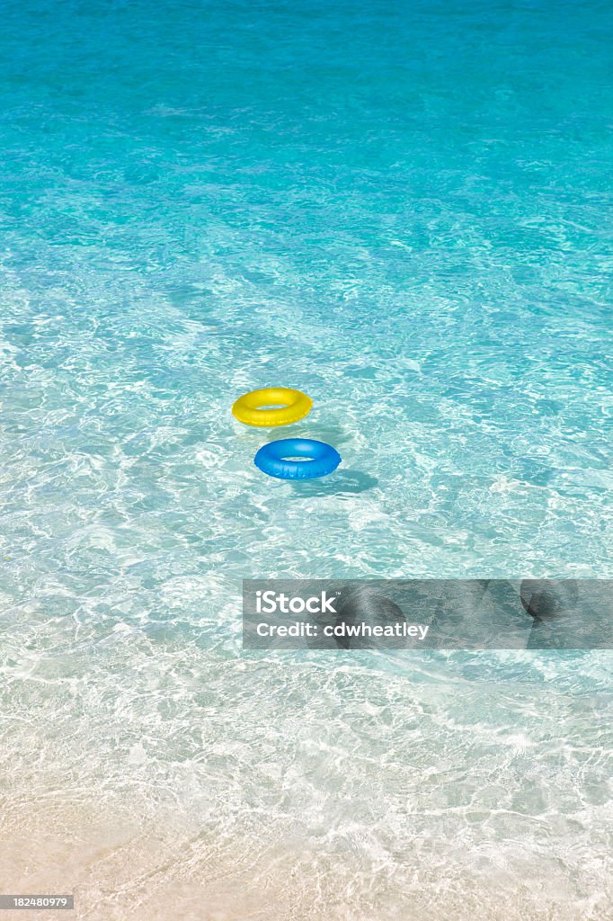 innertubes Плавать на поверхности воды - Стоковые фото Море роялти-фри