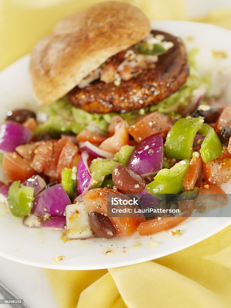 Salada Grega com um hambúrguer de Frango Teriyaki - Royalty-free Vista de Cima Foto de stock