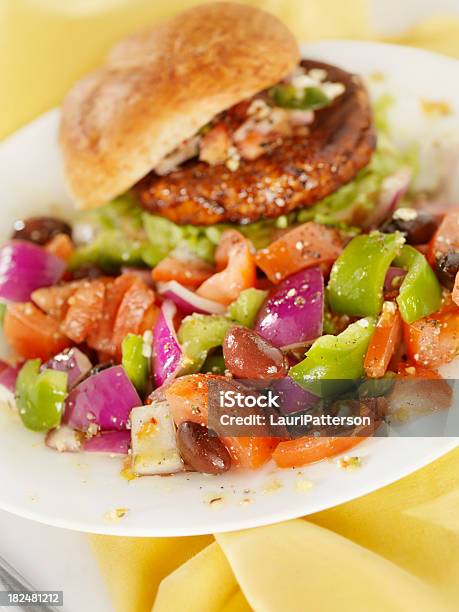 Salada Grega Com Um Hambúrguer De Frango Teriyaki - Fotografias de stock e mais imagens de Vista de Cima - Vista de Cima, Acompanhamento, Alface