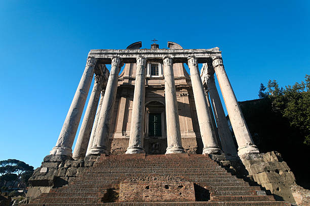 Templo de Antonino Pio, - foto de acervo