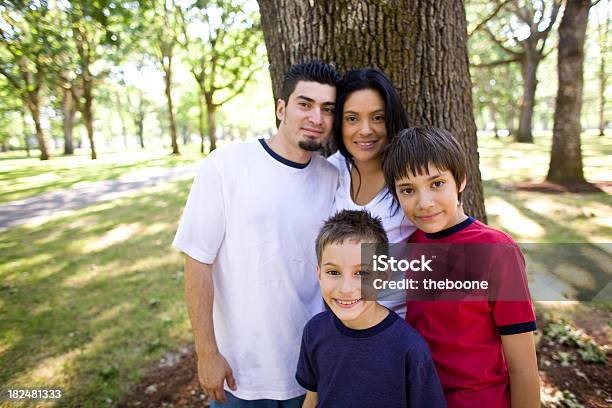 Hispanische Familie Im Park Stockfoto und mehr Bilder von 10-11 Jahre - 10-11 Jahre, 30-34 Jahre, 8-9 Jahre