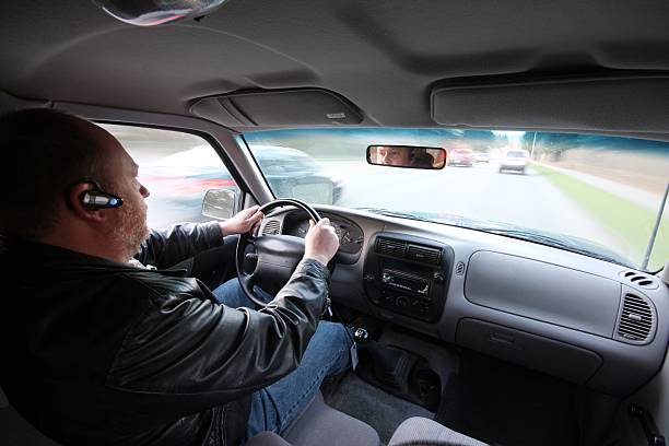 безопасное вождение с руки мобильного телефона - driving hands free device bluetooth car стоковые фото и изображения