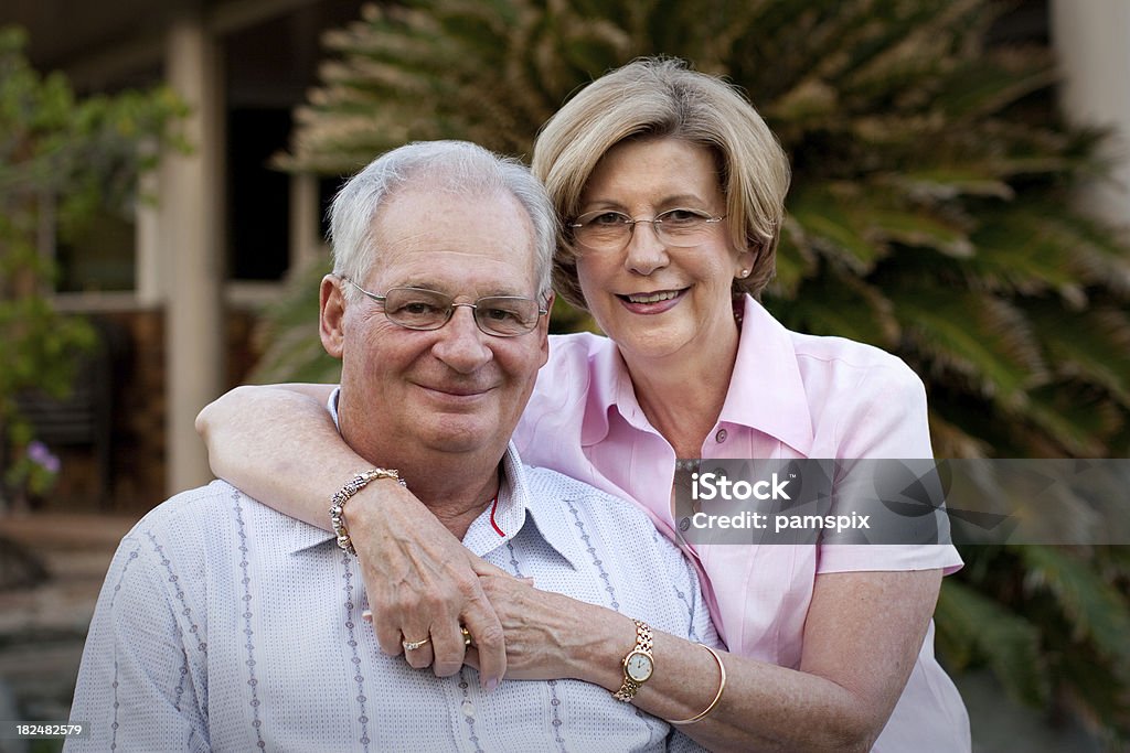 Счастливая Зрелая пара на открытом воздухе - Стоковые фото 55-59 лет роялти-фри
