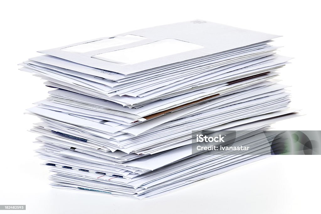 Куча неоплаченные счета и конвертов Изолирован на белом - Стоковые фото Сложенное стопкой роялти-фри