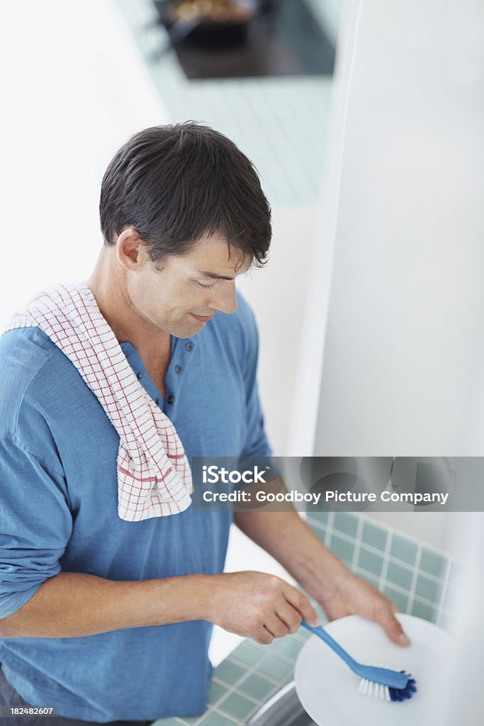 Homem maduro na bacia de lavagem de placas de limpeza - Royalty-free 40-44 anos Foto de stock