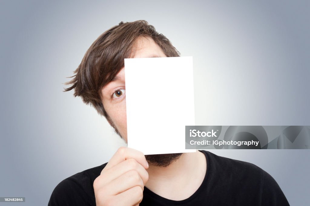 Jovem Peeping) por trás de um pedaço de papel - Foto de stock de Papel royalty-free