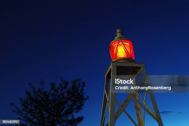 Avisador Luminoso Rojo Foto de stock y más banco de imágenes de Azul - Azul, Borde del agua, Cielo