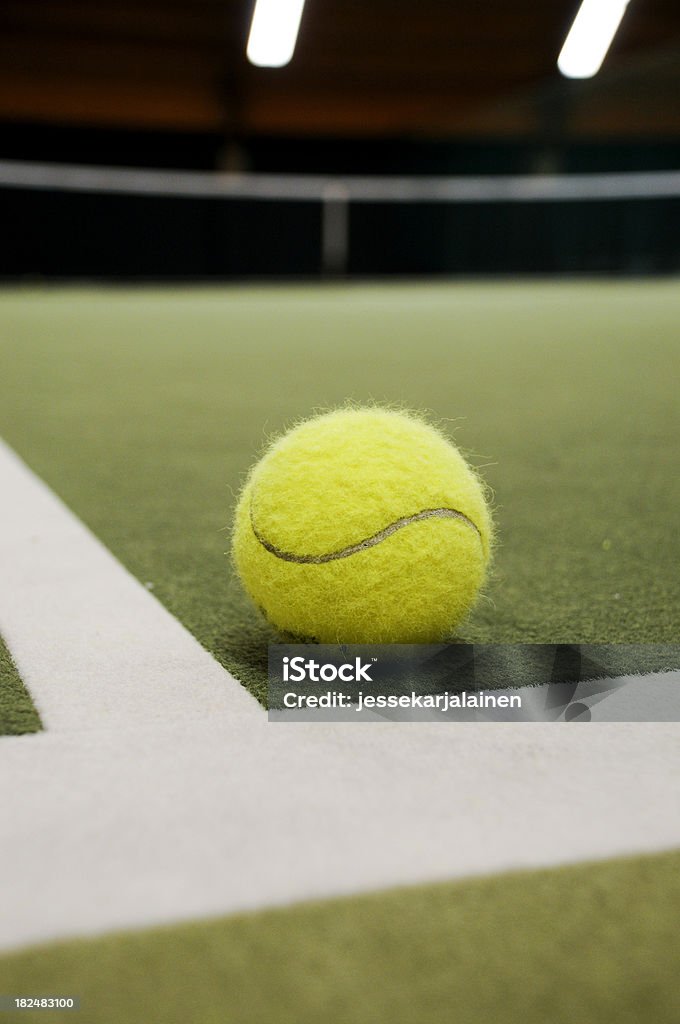 Palla da Tennis all'interno verticale - Foto stock royalty-free di Ambientazione interna