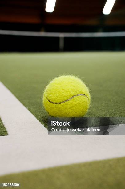 Palla Da Tennis Allinterno Verticale - Fotografie stock e altre immagini di Ambientazione interna - Ambientazione interna, Attività, Campo sportivo