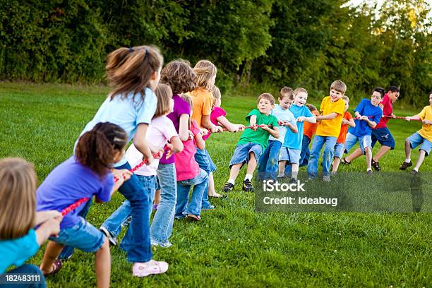 걸스 게임하기 줄다리기 대해 Boys 외부 10-11세에 대한 스톡 사진 및 기타 이미지 - 10-11세, 4-5세, 6-7 살