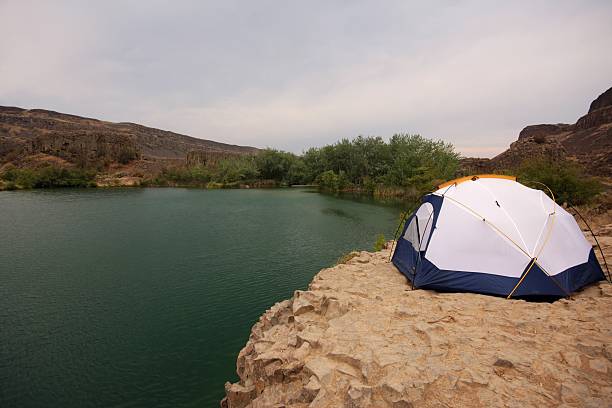 campamento en una carpa lago - tent camping dome tent single object fotografías e imágenes de stock