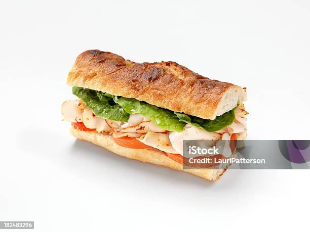 Foto de Sanduíche De Peito De Peru Servido Em Uma Baguete e mais fotos de stock de Vista de Cima - Vista de Cima, Sanduíche, Frango