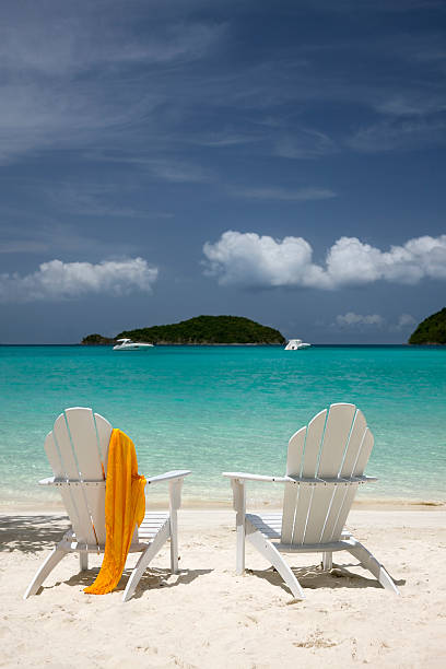 atractivo sillas en una playa tropical del caribe. - outdoor chair beach chair sarong fotografías e imágenes de stock