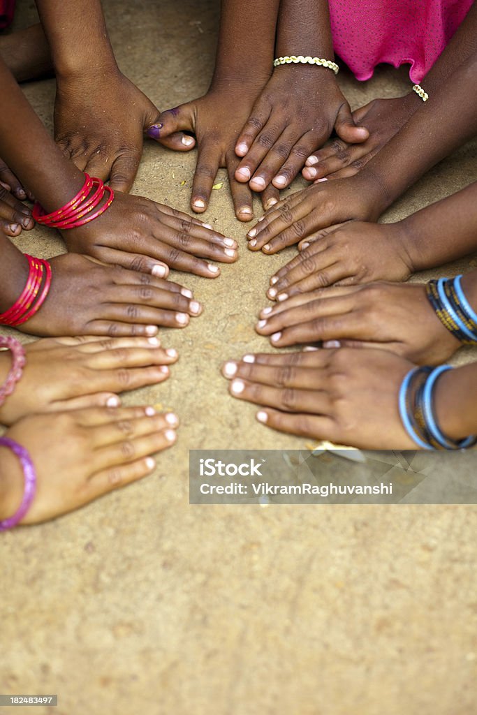 Grupo de niños con las manos juntas en el piso - Foto de stock de Unión libre de derechos